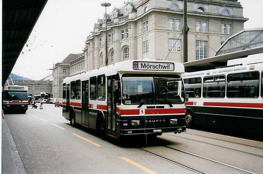 (034'727) - VBSG St. Gallen - Nr. 218/SG 141'218 - Saurer/Hess am 19. Juli 1999 beim Bahnhof St. Gallen