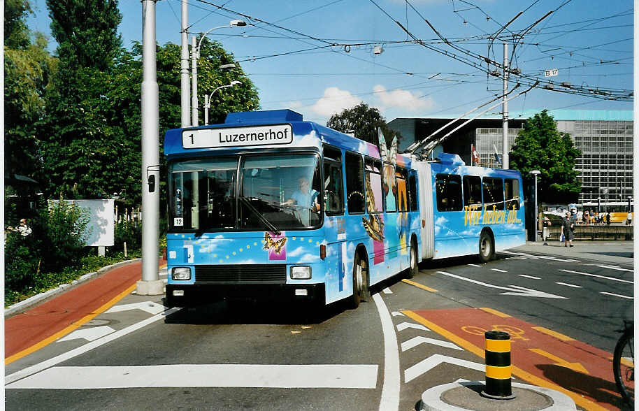 (034'919) - VBL Luzern - Nr. 199 - NAW/Hess Gelenktrolleybus am 26. Juli 1999 beim Bahnhof Luzern