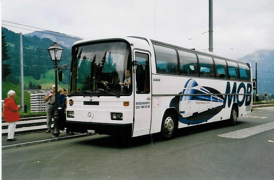 (036'102) - MOB Montreux - BE 220'965 - Mercedes am 29. August 1999 beim Bahnhof Gstaad