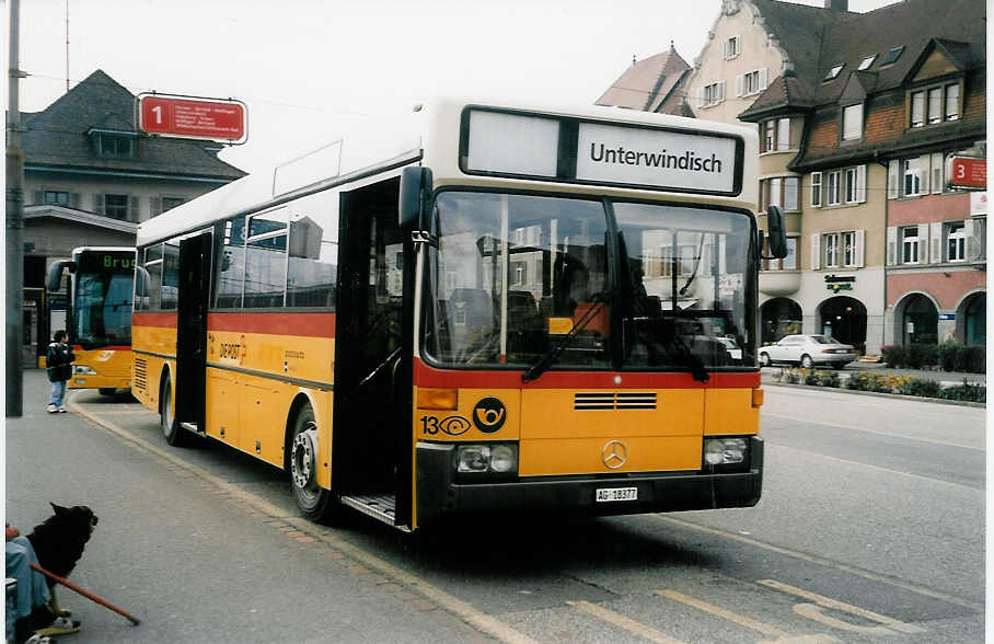 (037'430) - Voegtlin-Meyer, Brugg - Nr. 13/AG 18'377 - Mercedes am 30. Oktober 1999 beim Bahnhof Brugg