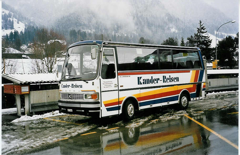 (038'925) - Kander-Reisen, Frutigen - Nr. 1/BE 52'682 - Setra am 19. Februar 2000 beim Bahnhof Frutigen