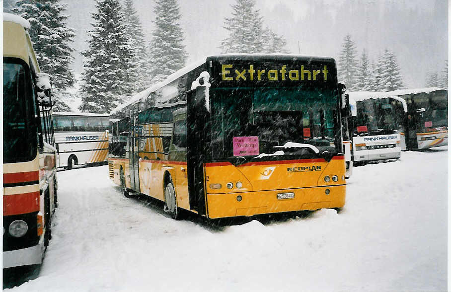 (039'112) - Engeloch, Riggisberg - Nr. 12/BE 520'405 - Neoplan am 19. Februar 2000 in Adelboden, Unter dem Birg