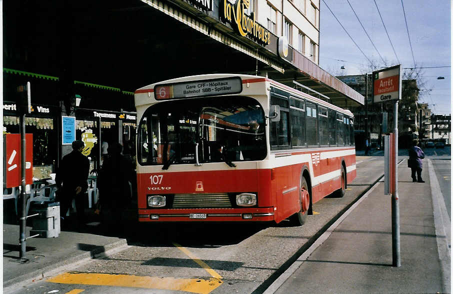 (039'307) - VB Biel - Nr. 107/BE 26'507 - Volvo/R&J am 21. Februar 2000 beim Bahnhof Biel