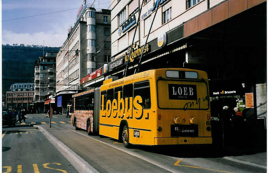 (039'312) - VB Biel - Nr. 68 - Volvo/R&J Gelenktrolleybus am 21. Februar 2000 beim Bahnhof Biel