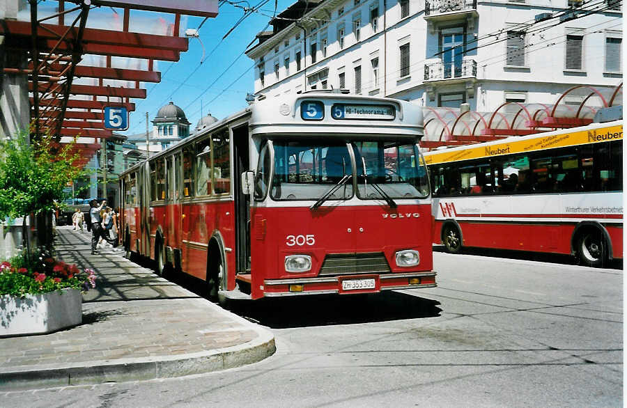 (041'422) - WV Winterthur - Nr. 305/ZH 353'305 - Volvo/Hess am 19. Juni 2000 beim Hauptbahnhof Winterthur