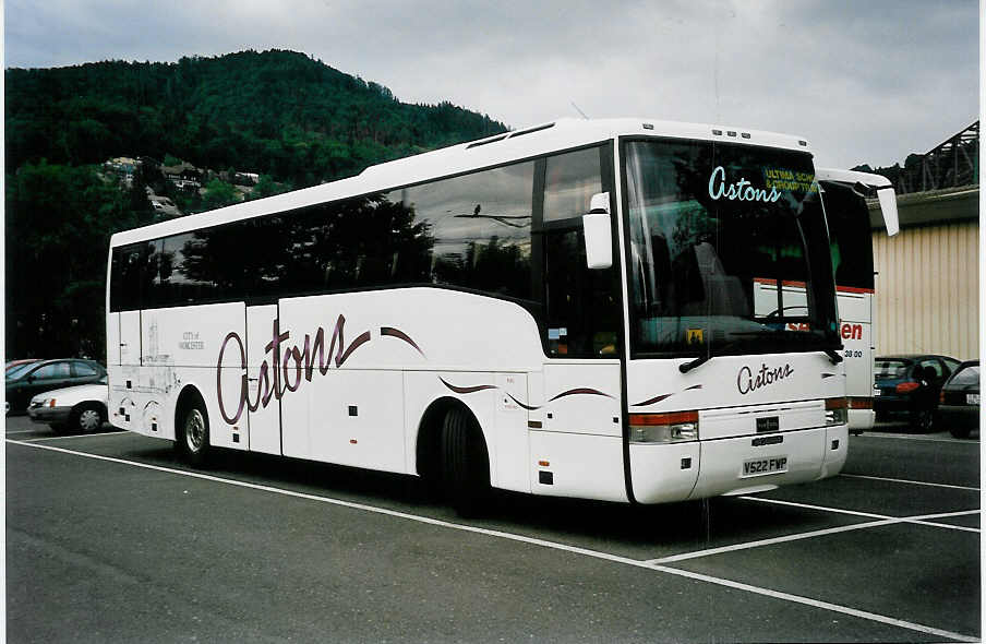 (041'611) - Aus England: Astons, Worcester - V 522 FWP - Scania/Van Hool am 24. Juni 2000 in Thun, Seestrasse