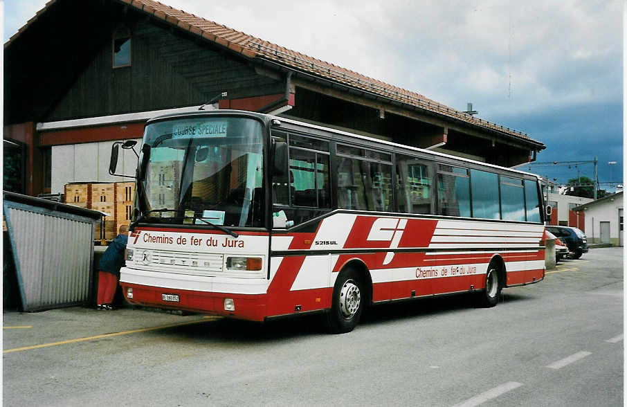 (041'732) - CJ Tramelan - Nr. 15/BE 260'052 - Setra am 11. Juli 2000 beim Bahnhof Saignelgier