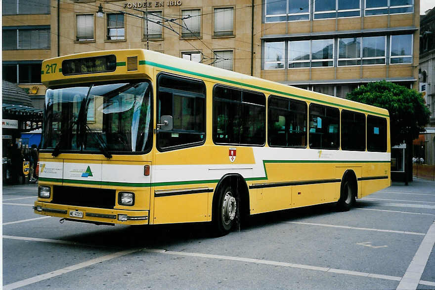 (041'832) - TN Neuchtel - Nr. 217/NE 47'217 - Volvo/Hess am 12. Juli 2000 in Neuchtel, Place Pury