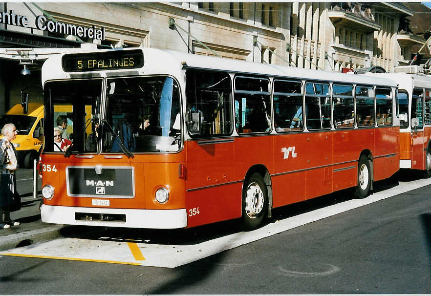 (042'035) - TL Lausanne - Nr. 354/VD 1492 - MAN am 19. Juli 2000 beim Bahnhof Lausanne