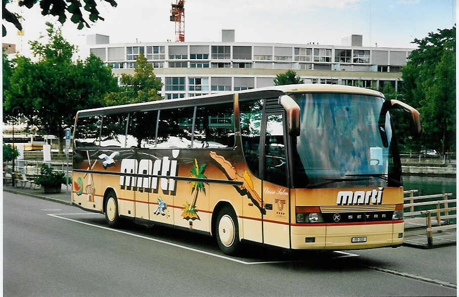 (042'307) - Marti, Kallnach - Nr. 11/FR 510 - Setra am 26. Juli 2000 bei der Schifflndte Thun