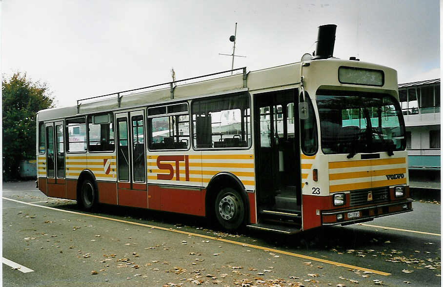 (043'631) - STI Thun - Nr. 23/BE 419'023 - Volvo/R&J (ex SAT Thun Nr. 23) am 23. Oktober 2000 bei der Schifflndte Thun