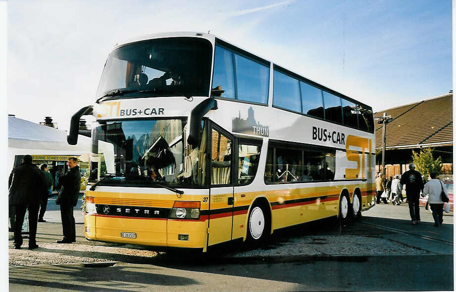 (043'713) - STI Thun - Nr. 37/BE 263'537 - Setra (ex Funi-Car, Biel) am 5. November 2000 in Thun, Expo