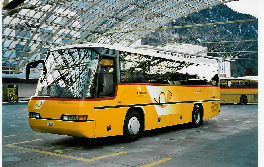 (044'329) - PTT-Regie - P 23'709 - Neoplan am 1. Januar 2001 in Chur, Postautostation