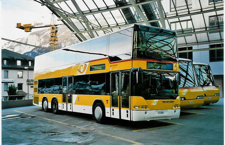 (044'330) - PTT-Regie - P 27'816 - Neoplan am 1. Januar 2001 in Chur, Postautostation