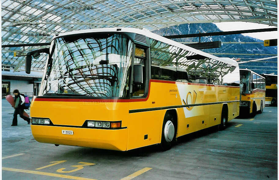 (044'337) - PTT-Regie - P 25'123 - Neoplan am 1. Januar 2001 in Chur, Postautostation