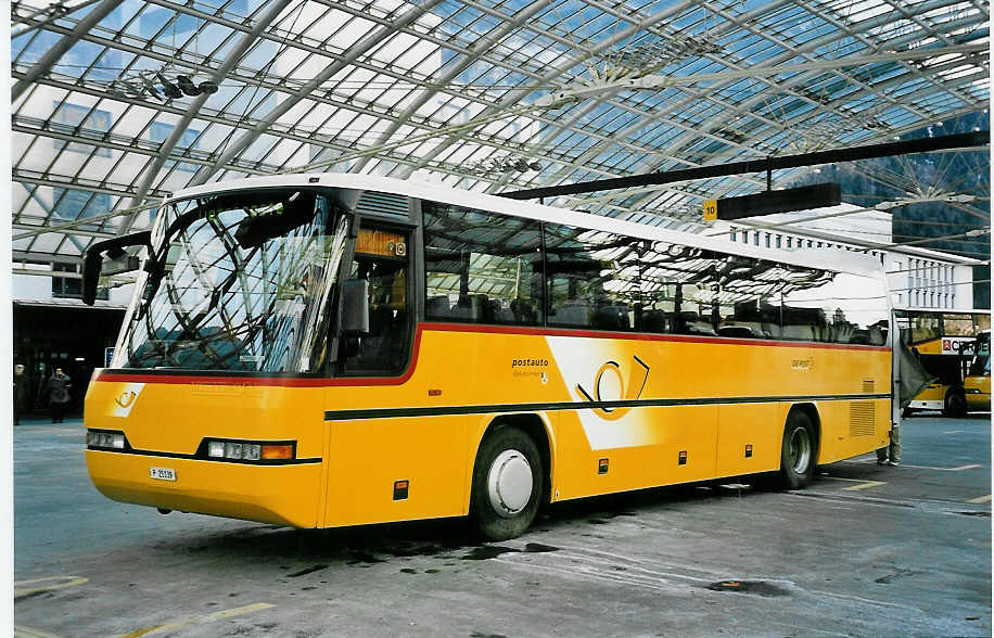 (044'405) - PTT-Regie - P 25'139 - Neoplan am 1. Januar 2001 in Chur, Postautostation