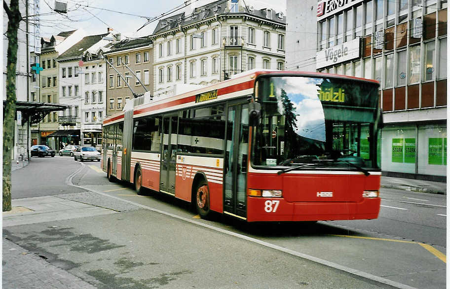 (044'624) - VB Biel - Nr. 87 - NAW/Hess Gelenktrolleybus am 27. Januar 2001 in Biel, Mhlebrcke