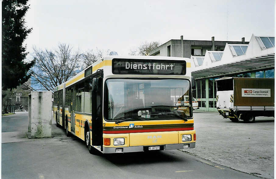 (044'709) - STI Thun - Nr. 73/BE 387'073 - MAN am 7. Februar 2001 in Thun, Garage