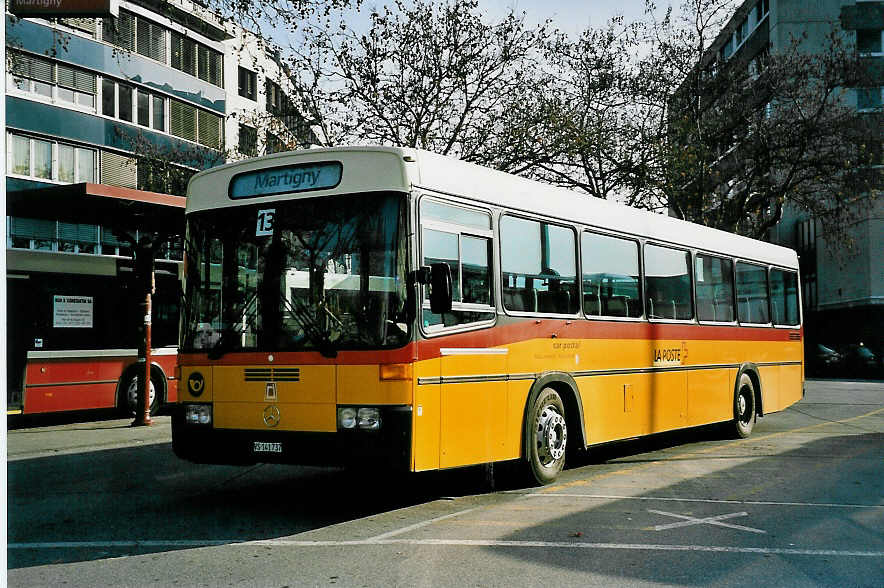(044'830) - Buchard, Leytron - VS 141'737 - Mercedes/R&J (ex Pfammatter, Sierre) am 20. Februar 2001 beim Bahnhof Sion