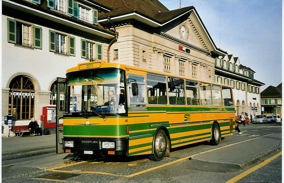 (045'611) - STI Thun - Nr. 16/BE 151'197 - Neoplan/Lauber (ex AvH Heimenschwand Nr. 6) am 3. April 2001 beim Bahnhof Thun