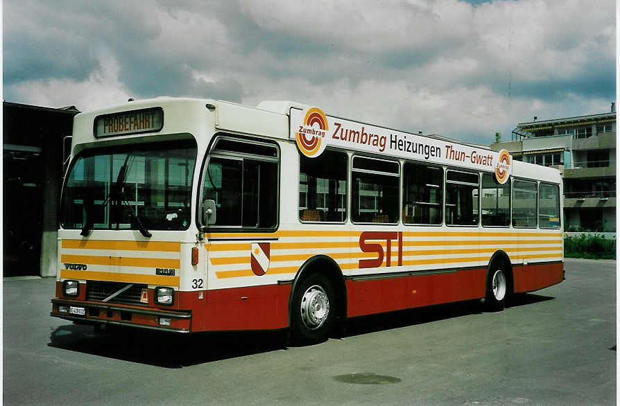 (046'435) - STI Thun - Nr. 32/BE 419'032 - Volvo/R&J (ex SAT Thun Nr. 32) am 4. Mai 2001 in Thun, Garage