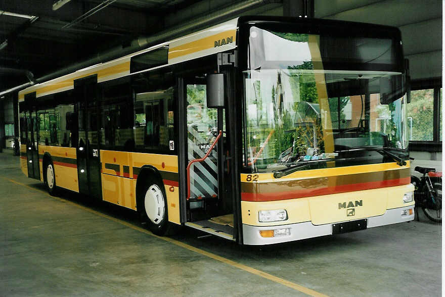 (046'803) - STI Thun - Nr. 82 - MAN am 22. Mai 2001 in Thun, Garage