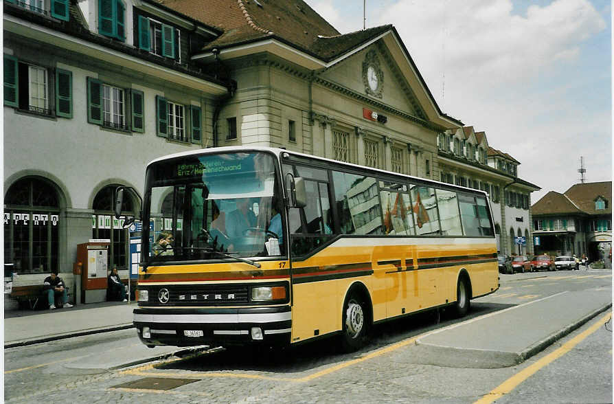 (046'911) - STI Thun - Nr. 17/BE 363'613 - Setra (ex AvH Heimenschwand Nr. 7) am 1. Juni 2001 beim Bahnhof Thun