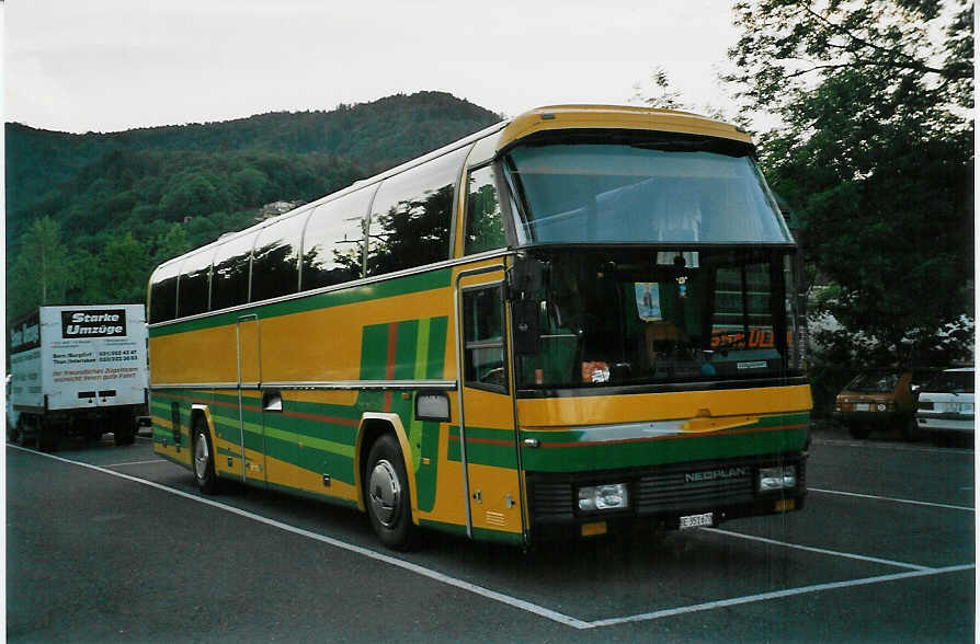 (046'928) - Dinic, Thun - BE 351'670 - Neoplan (ex AvH Heimenschwand Nr. 12) am 5. Juni 2001 in Thun, Seestrasse