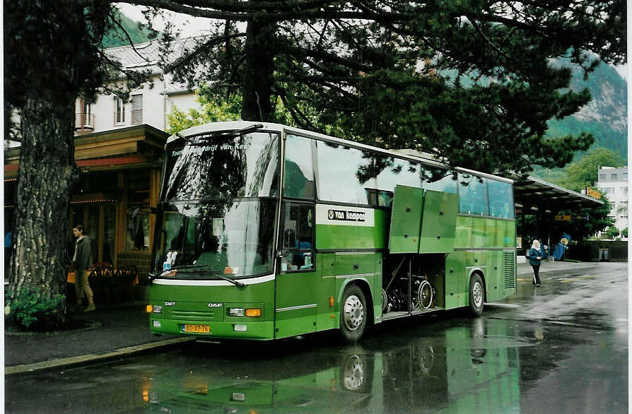 (047'128) - Aus Holland: Van Kempen, Enschede - Nr. 23/BD-XP-76 - DAF am 10. Juni 2001 beim Bahnhof Meiringen