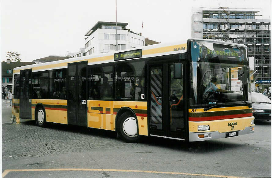 (047'212) - STI Thun - Nr. 81/BE 543'381 - MAN am 11. Juni 2001 beim Bahnhof Thun