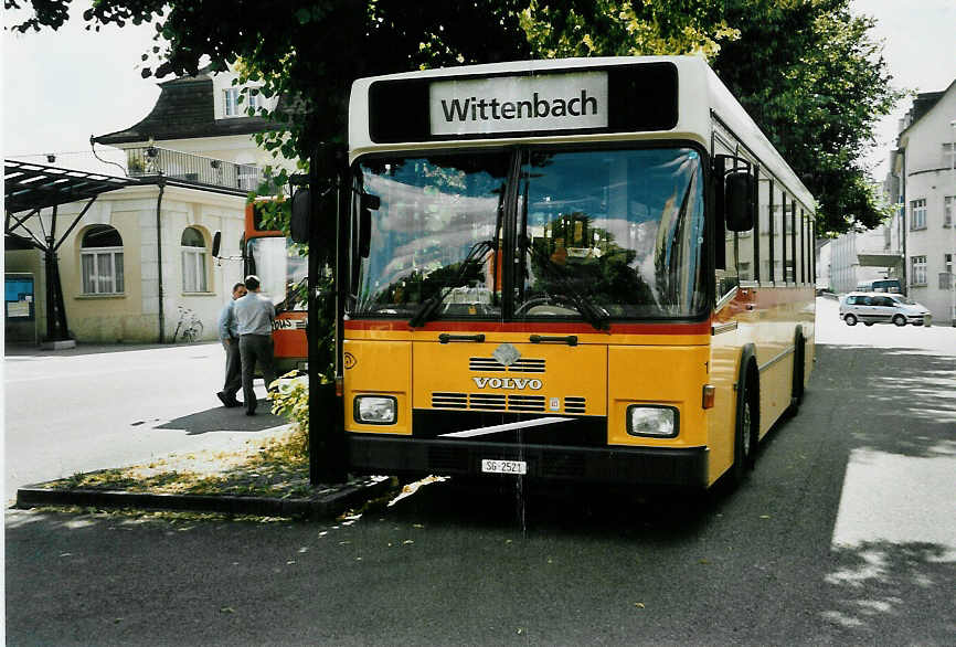 (048'319) - Casutt, Gossau - Nr. 1/SG 2521 - Volvo/Lauber am 17. Juli 2001 beim Bahnhof Gossau