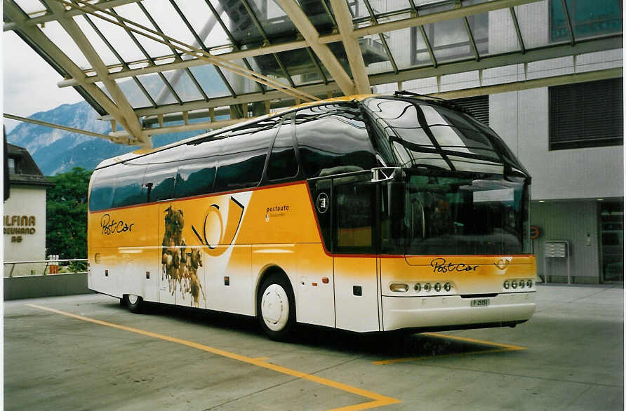 (048'408) - PTT-Regie - P 25'151 - Neoplan am 18. Juli 2001 in Chur, Postautostation