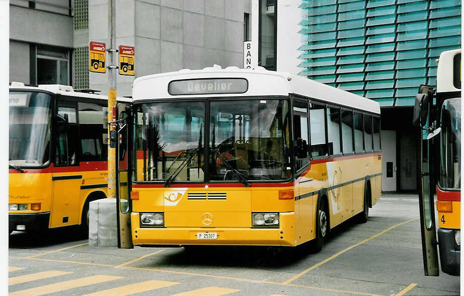 (048'921) - PTT-Regie - P 25'307 - Mercedes/R&J am 7. August 2001 beim Bahnhof Delmont