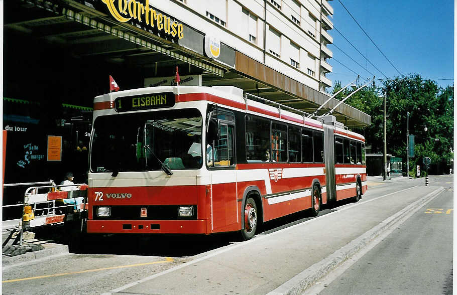 (049'016) - VB Biel - Nr. 72 - Volvo/R&J Gelenktrolleybus am 12. August 2001 beim Bahnhof Biel