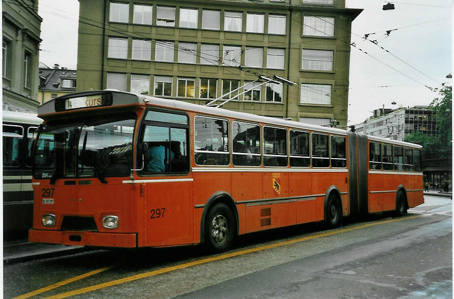 (049'533) - SVB Bern - Nr. 297/BE 507'297 - FBW/Hess (ex TPG Genve Nr. 114) am 30. August 2001 beim Bahnhof Bern