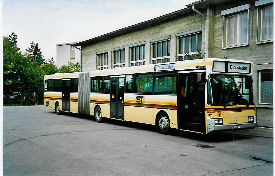 (049'637) - STI Thun - Nr. 67/BE 372'767 - Mercedes am 11. September 2001 in Thun, Garage