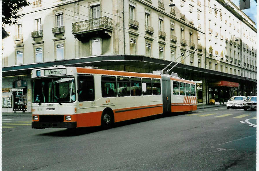 (049'725) - TPG Genve - Nr. 697 - NAW/Hess Gelenktrolleybus am 17. September 2001 in Genve, Place du Pont