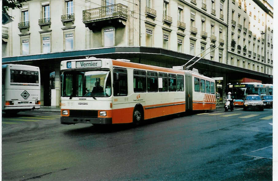 (049'730) - TPG Genve - Nr. 683 - NAW/Hess Gelenktrolleybus am 17. September 2001 in Genve, Place du Pont