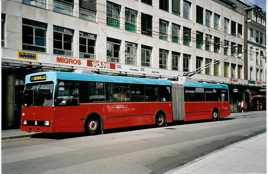 (049'914) - VB Biel - Nr. 62 - Volvo/R&J Gelenktrolleybus am 1. Oktober 2001 in Biel, Guisanplatz