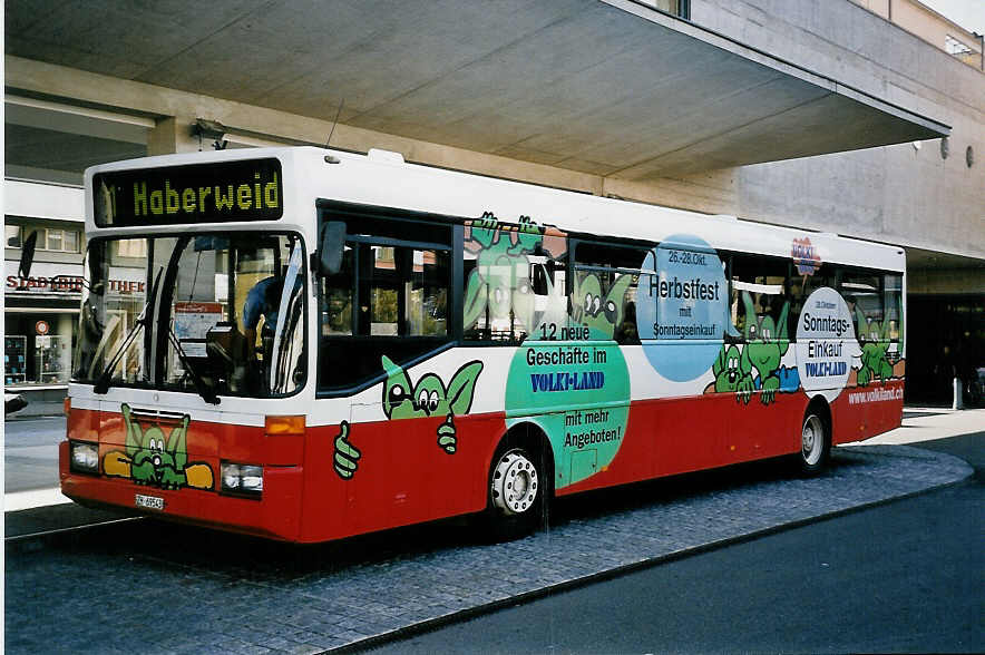 (050'021) - Ryffel, Uster - Nr. 71/ZH 69'543 - Mercedes am 6. Oktober 2001 beim Bahnhof Uster