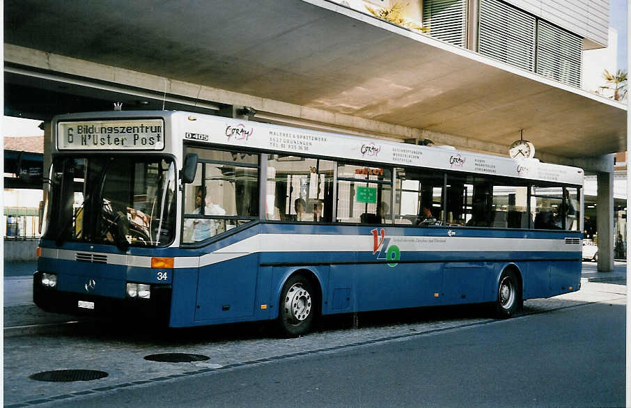 (050'029) - VZO Grningen - Nr. 34/ZH 124'134 - Mercedes am 6. Oktober 2001 beim Bahnhof Uster
