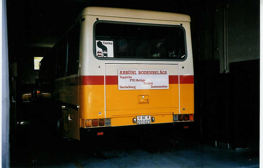 (050'101) - Schmocker, Stechelberg - Nr. 3/BE 203'025 - Saurer/R&J (ex Nr. 1; ex Gertsch, Stechelberg Nr. 1) am 8. Oktober 2001 in Stechelberg, Garage