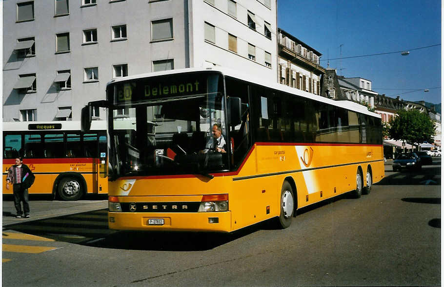 (050'214) - PTT-Regie - P 27'812 - Setra am 16. Oktober 2001 beim Bahnhof Delmont