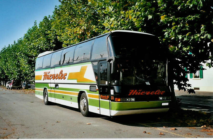 (050'217) - Hrzeler, Dietikon - Nr. 33/ZH 22'166 - Neoplan am 16. Oktober 2001 beim Bahnhof Delmont