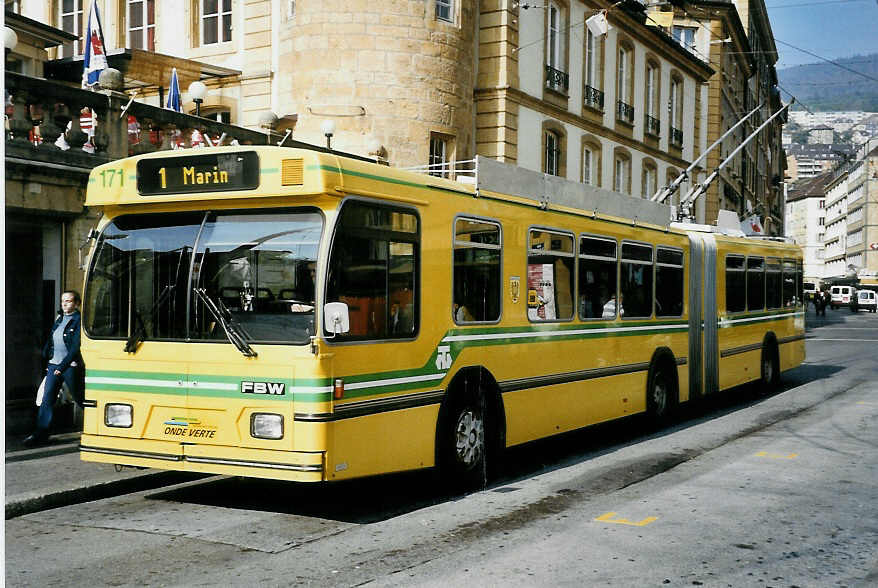(050'306) - TN Neuchtel - Nr. 171 - FBW/Hess Gelenktrolleybus am 17. Oktober 2001 in Neuchtel, Place Pury