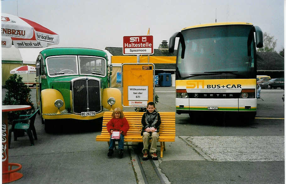 (050'533) - STI Thun - Nr. 15/BE 26'776 - Saurer/Gangloff (ex AvH Heimenschwand Nr. 5) + Nr. 38/BE 57'461 - Setra (ex AvH Heimenschwand Nr. 8) am 4. November 2001 in Thun, Expo