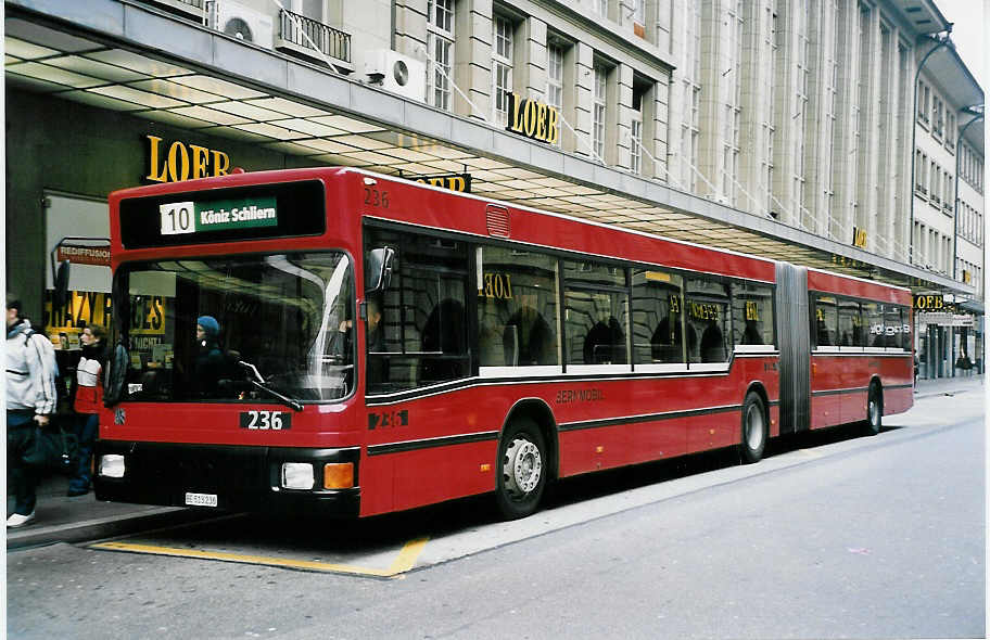 (050'612) - Bernmobil, Bern - Nr. 236/BE 513'236 - MAN am 18. November 2001 beim Bahnhof Bern