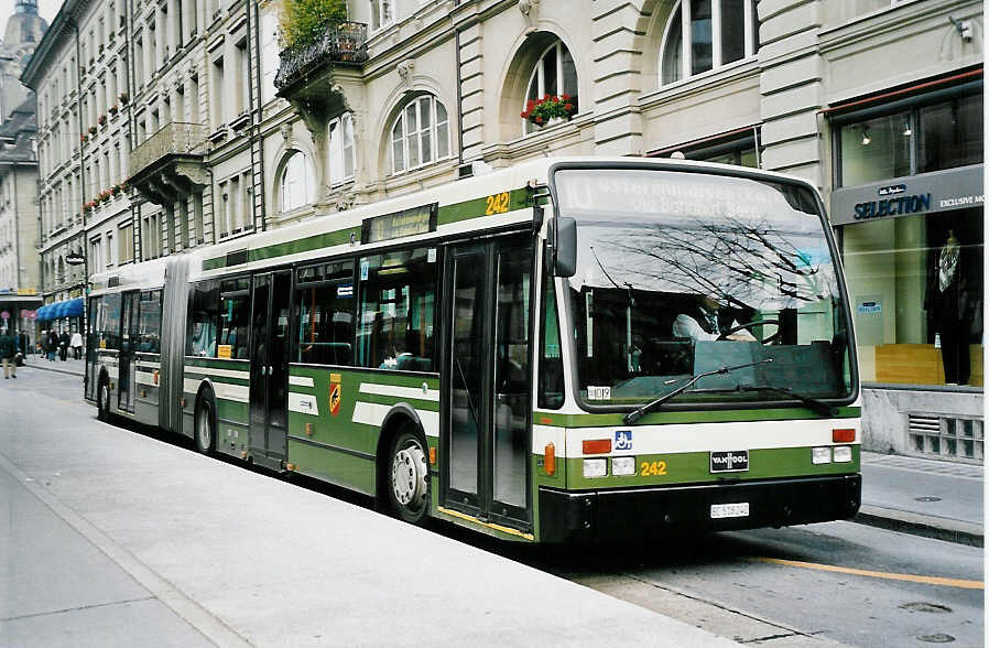 (050'617) - SVB Bern - Nr. 242/BE 518'242 - Van Hool am 18. November 2001 beim Bahnhof Bern