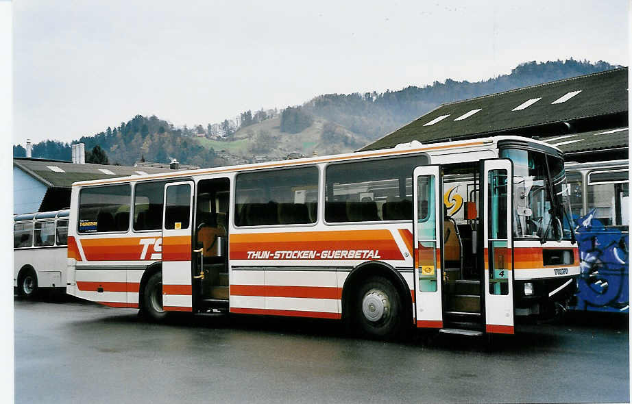 (050'818) - STI Thun - Nr. 4/BE 26'805 - Volvo/Lauber (ex TSG Blumenstein Nr. 5) am 5. Dezember 2001 in Thun, Garage