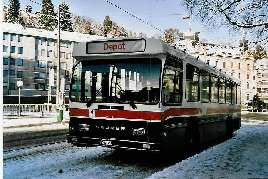 (051'037) - VBSG St. Gallen - Nr. 219/SG 141'219 - Saurer/Hess am 27. Dezember 2001 beim Bahnhof St. Gallen